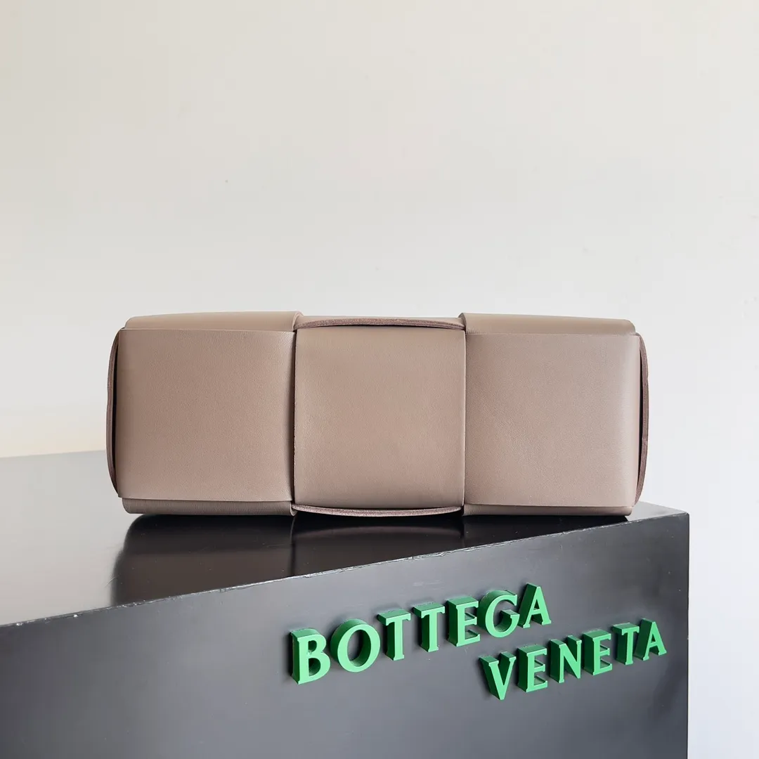 Batch 2120 30cm 𝗕𝗼𝘁𝘁𝗲𝗴𝗮 𝗩𝗲𝗻𝗲𝘁𝗮 ✨Extra large rectangular tote bag. Traditional woven elements, Intrecciato woven imported cow leather tote handbag with small card holder inside and connectable buckle inside. The whole bag is hand-woven from lambskin. 🌈Only make the highest-end products in the market, welcome to compare Size: 30*20*11.5cm Model: 652867.  Delivered from the factory with complete packaging